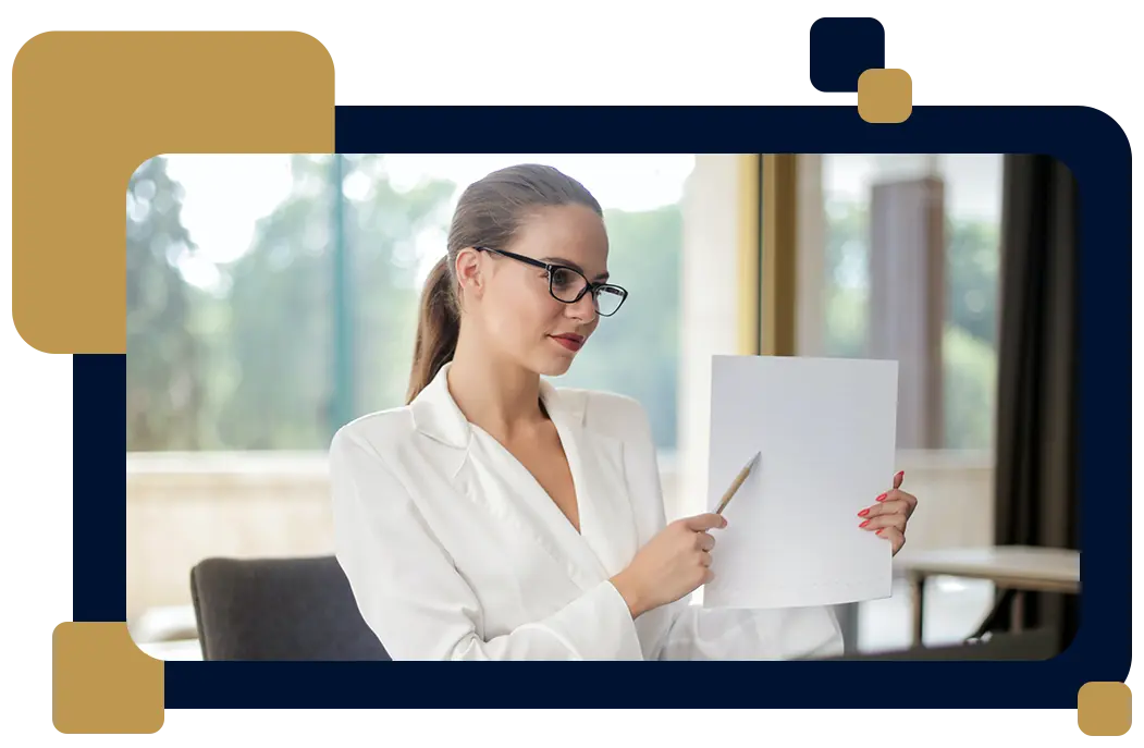 Mujer en oficina - Fondo color