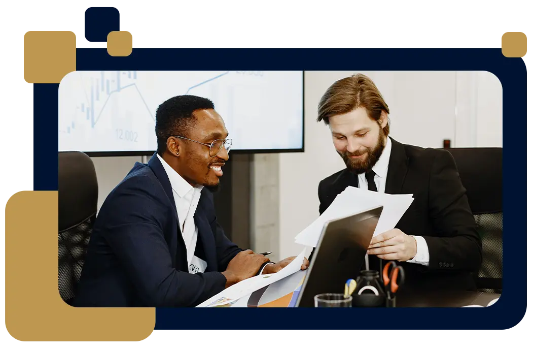 Dos hombres ejecutivos en oficina - Fondo color