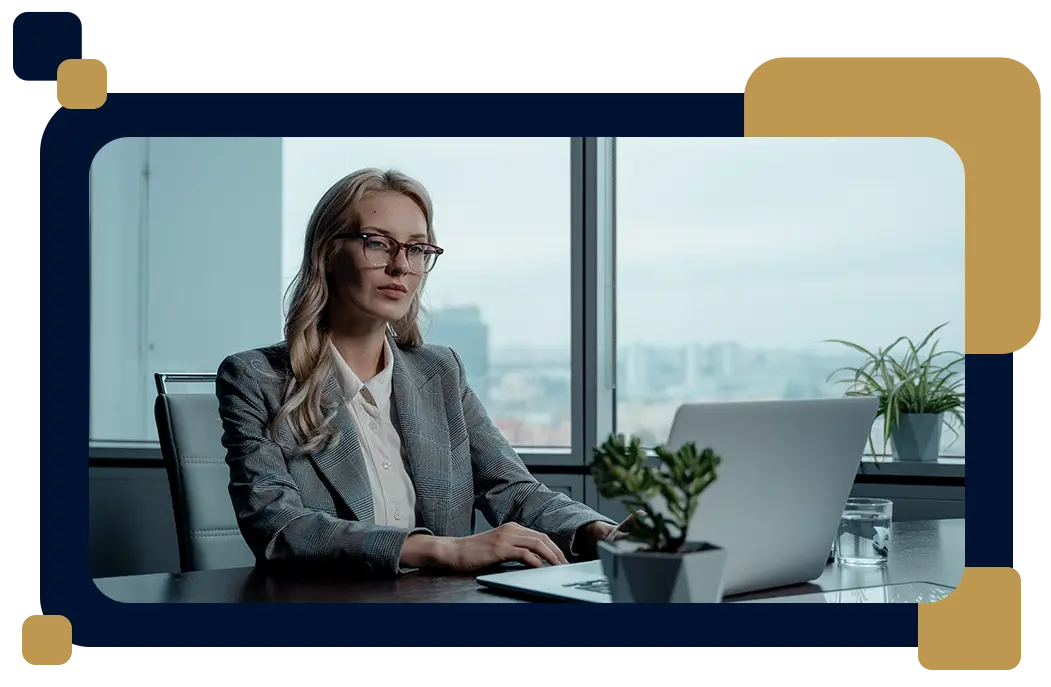 Mujer ejecutiva en oficia - Fondo color