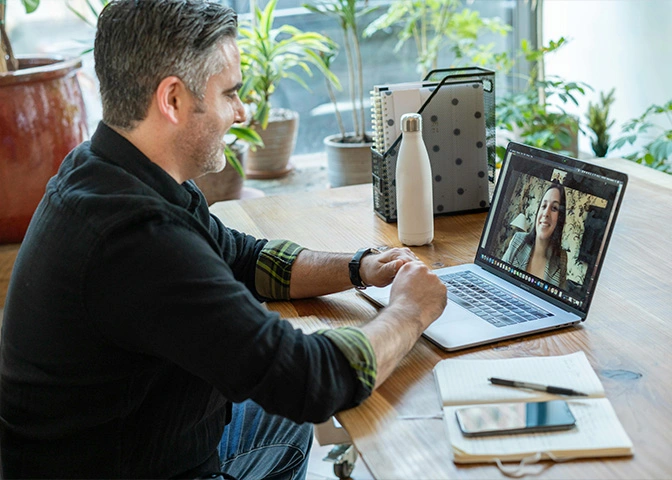 Hombre usando laptop