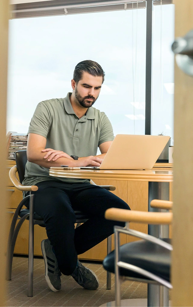 Hombre trabajando en laptop