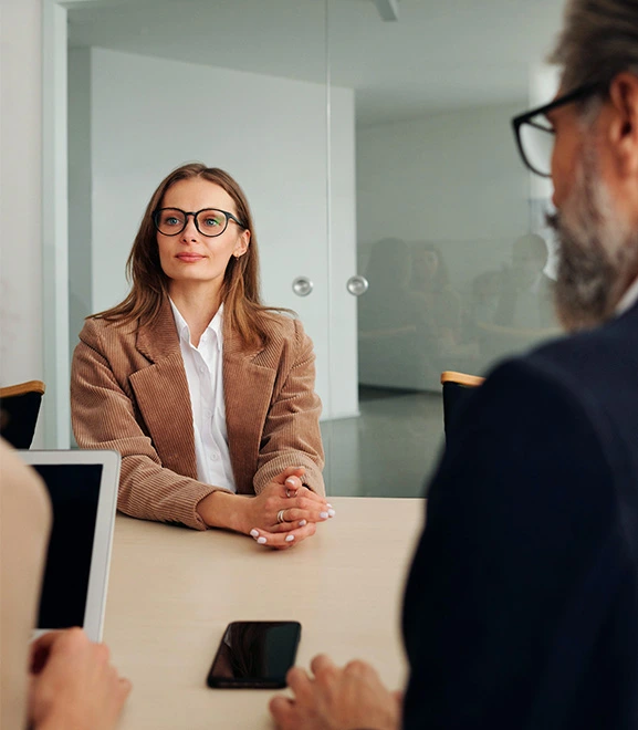 Mujer y hombre ejecutivos en reunión