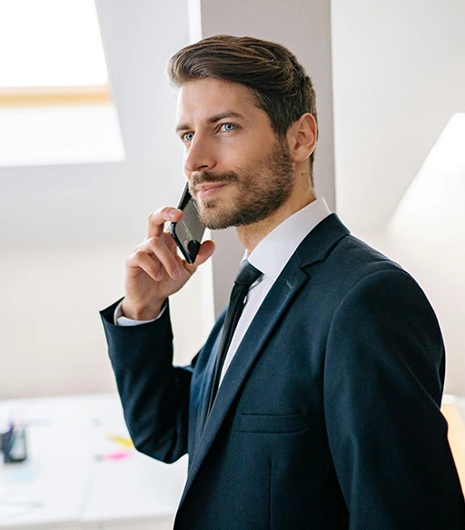 Hombre ejecutivo usando celular