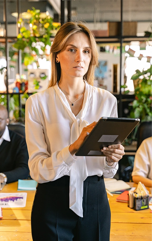 Mujer ejecutiva usando tablet