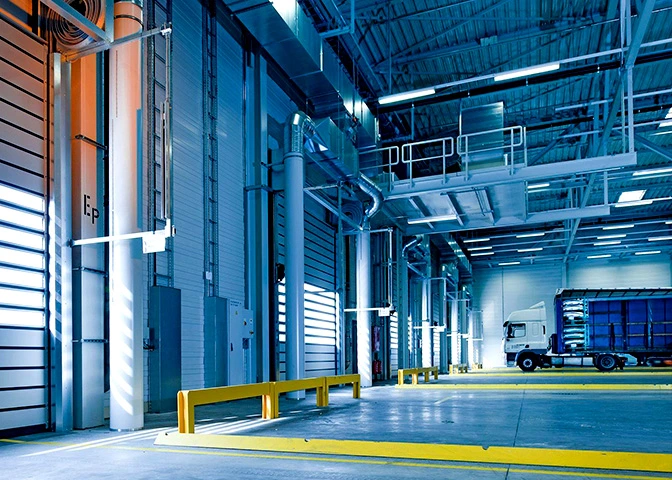 Almacén con camión de carga