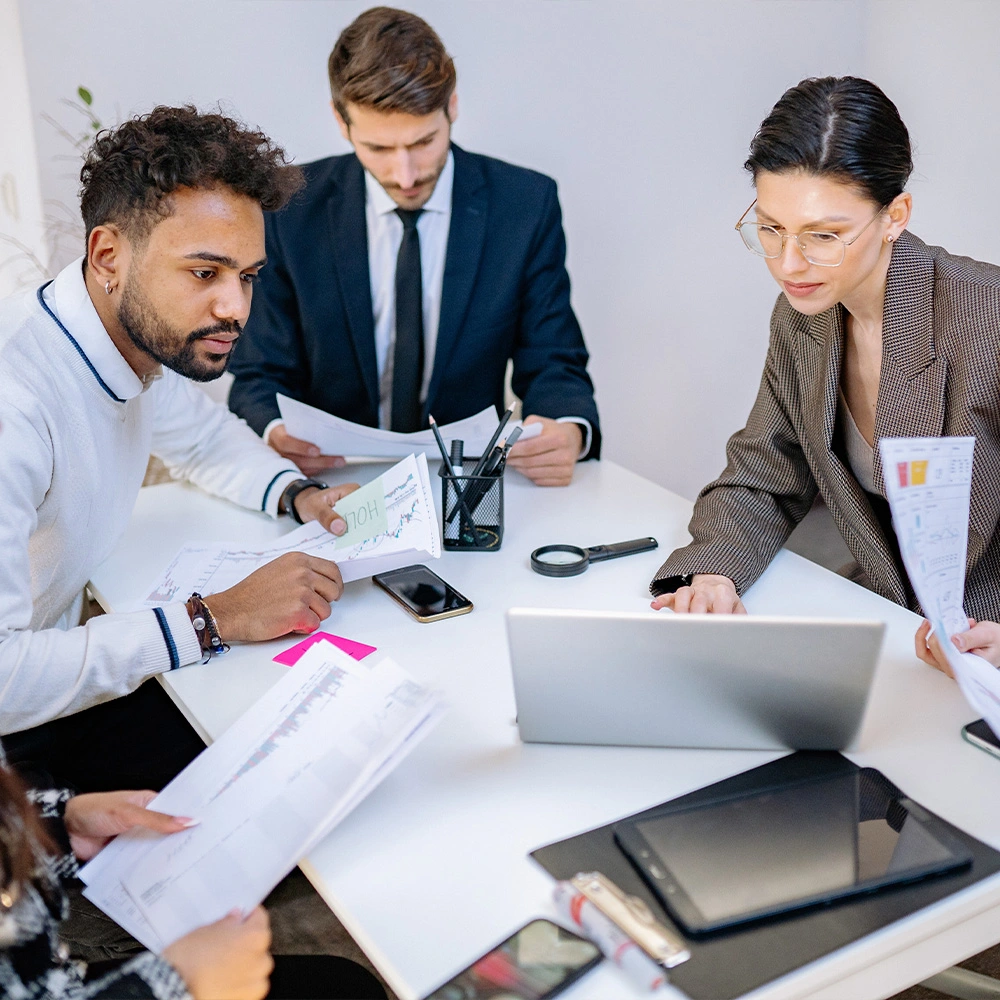 Tres personas ejecutivas trabajando en oficina