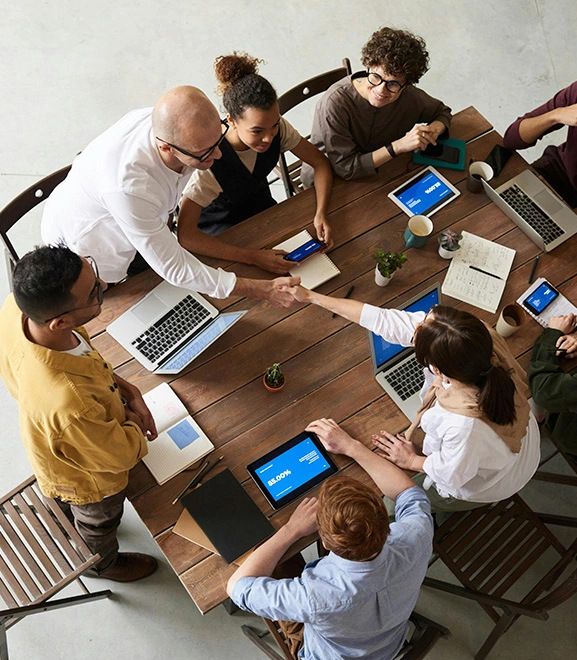 Equipo trabajando en oficina