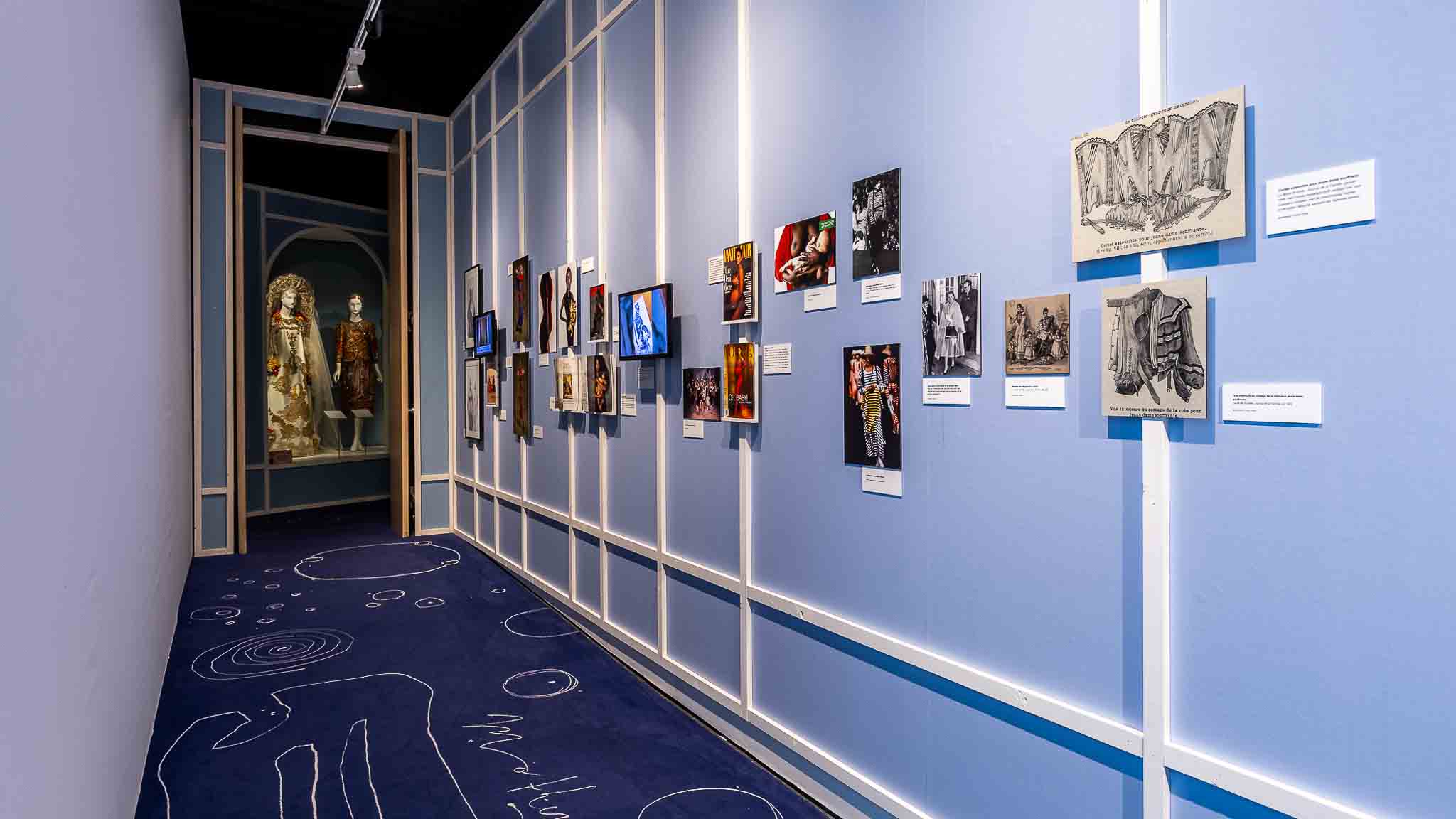 Creatieve vergaderruimte met kleurrijke accenten en designmeubilair gemaakt door deusjevoo