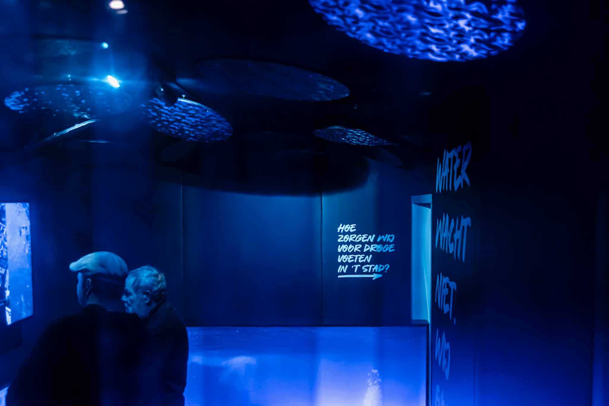 gezellige retro bar in thema van jaren 50's met marmeren toog en vintage auto's gemaakt door deusjevoo