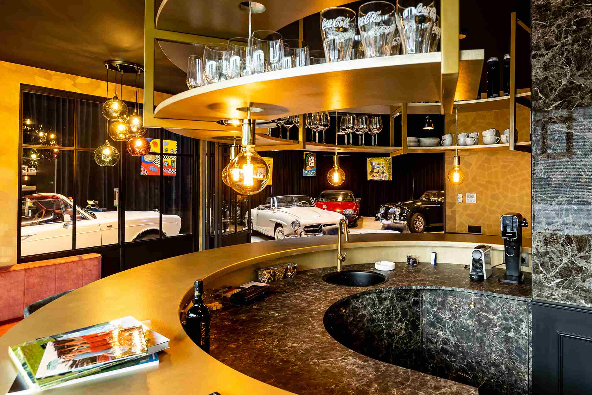 gezellige retro bar in thema van jaren 50's met marmeren toog en vintage auto's gemaakt door deusjevoo