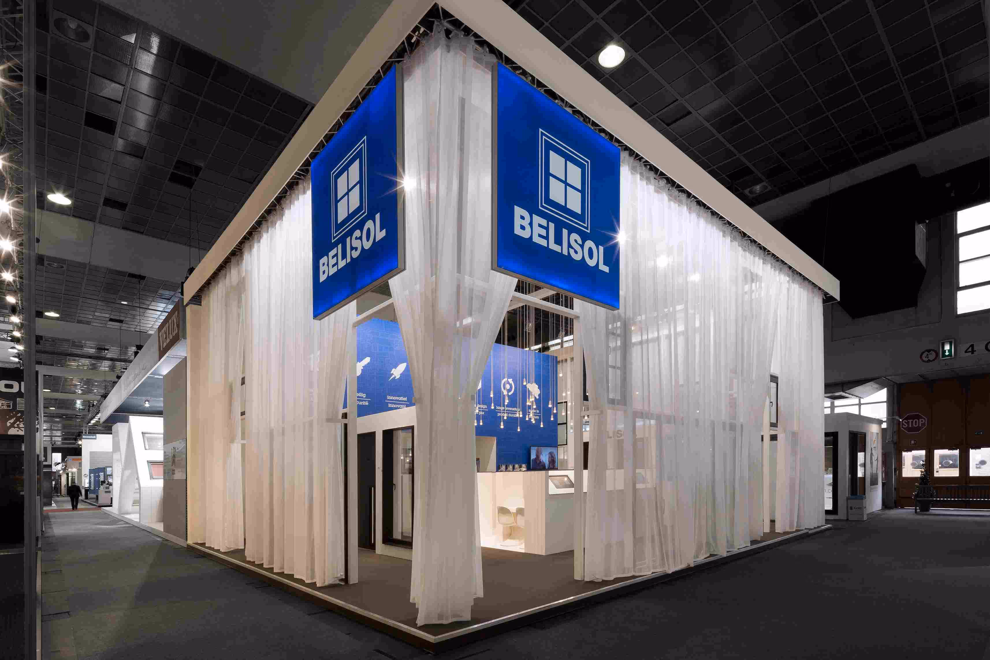 Moderne beursstand met opvallende branding van Belisol en raam decoratie ontworpen door deusjevoo