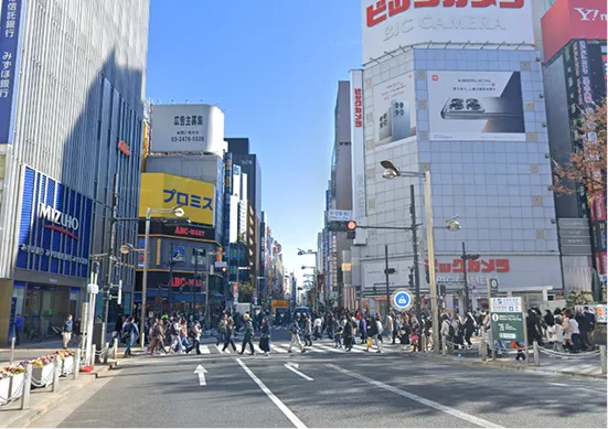 新宿駅東口を新宿三丁目の方へまっすぐ