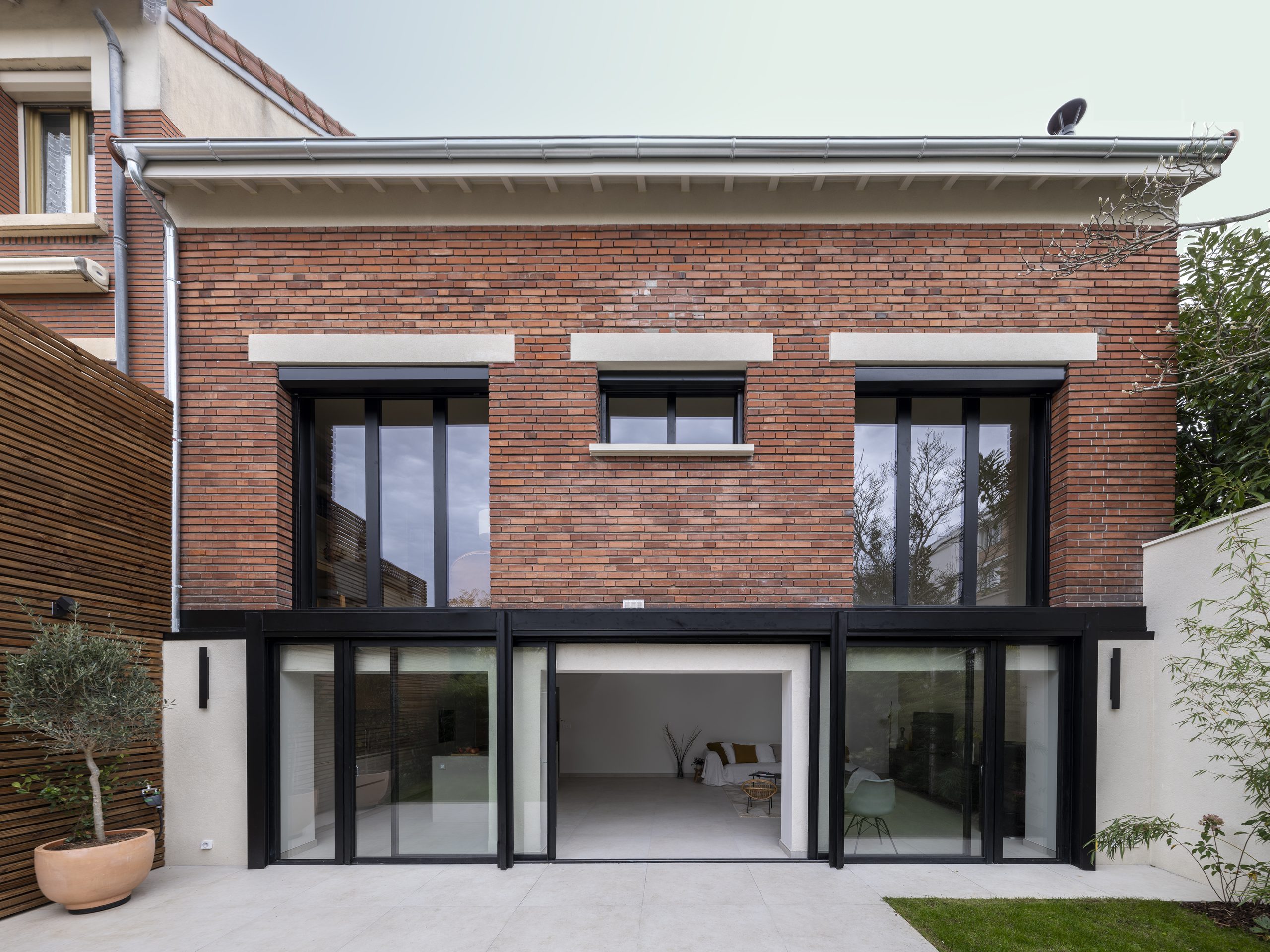Oïkos Architectes — Rénovation énergétique d'une maison à Suresnes — la façade en briques après travaux