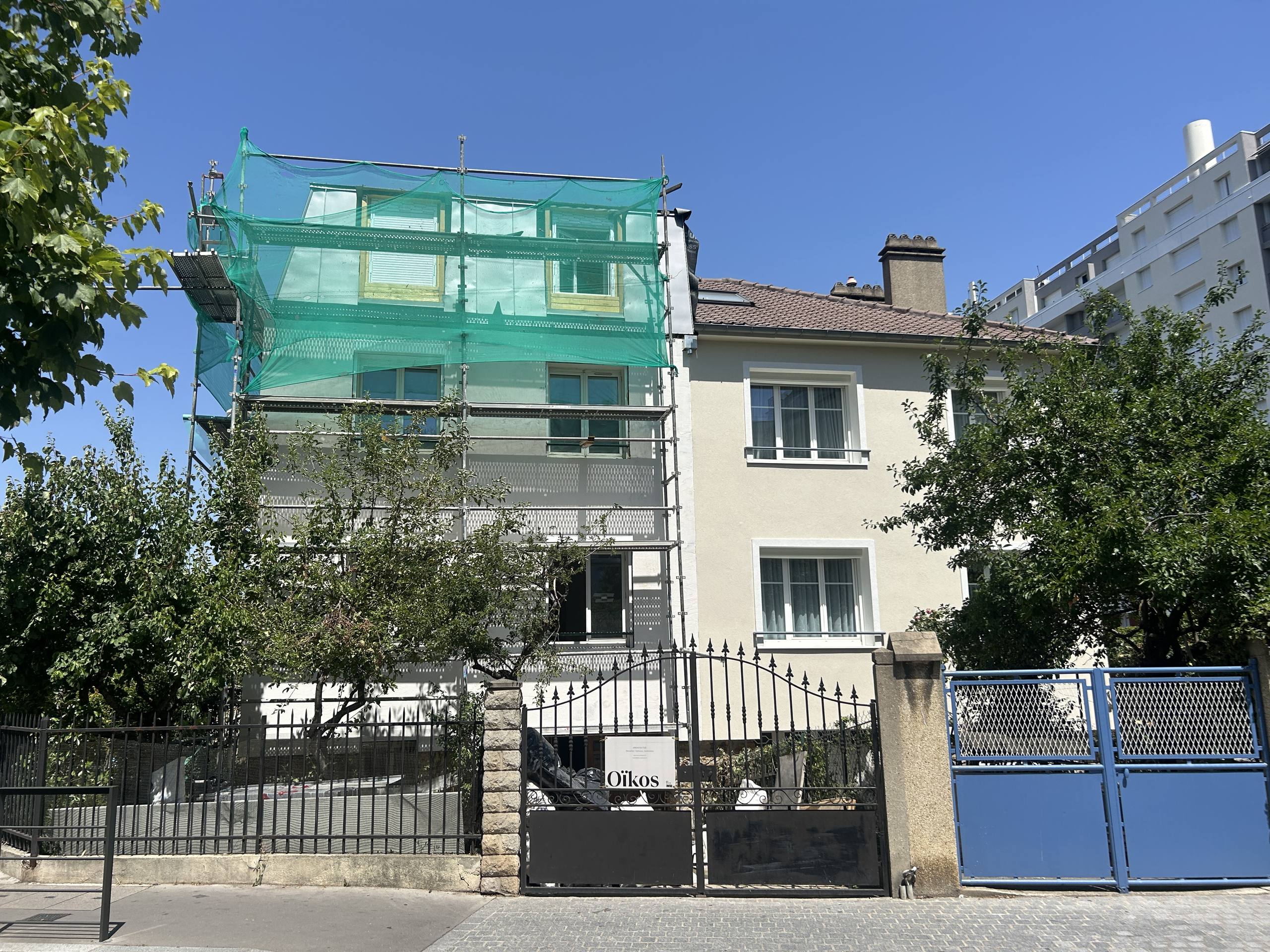 Oïkos Architectes — Surélévation d'une maison à Bois-Colombes — façade et échafaudage de la surélévation