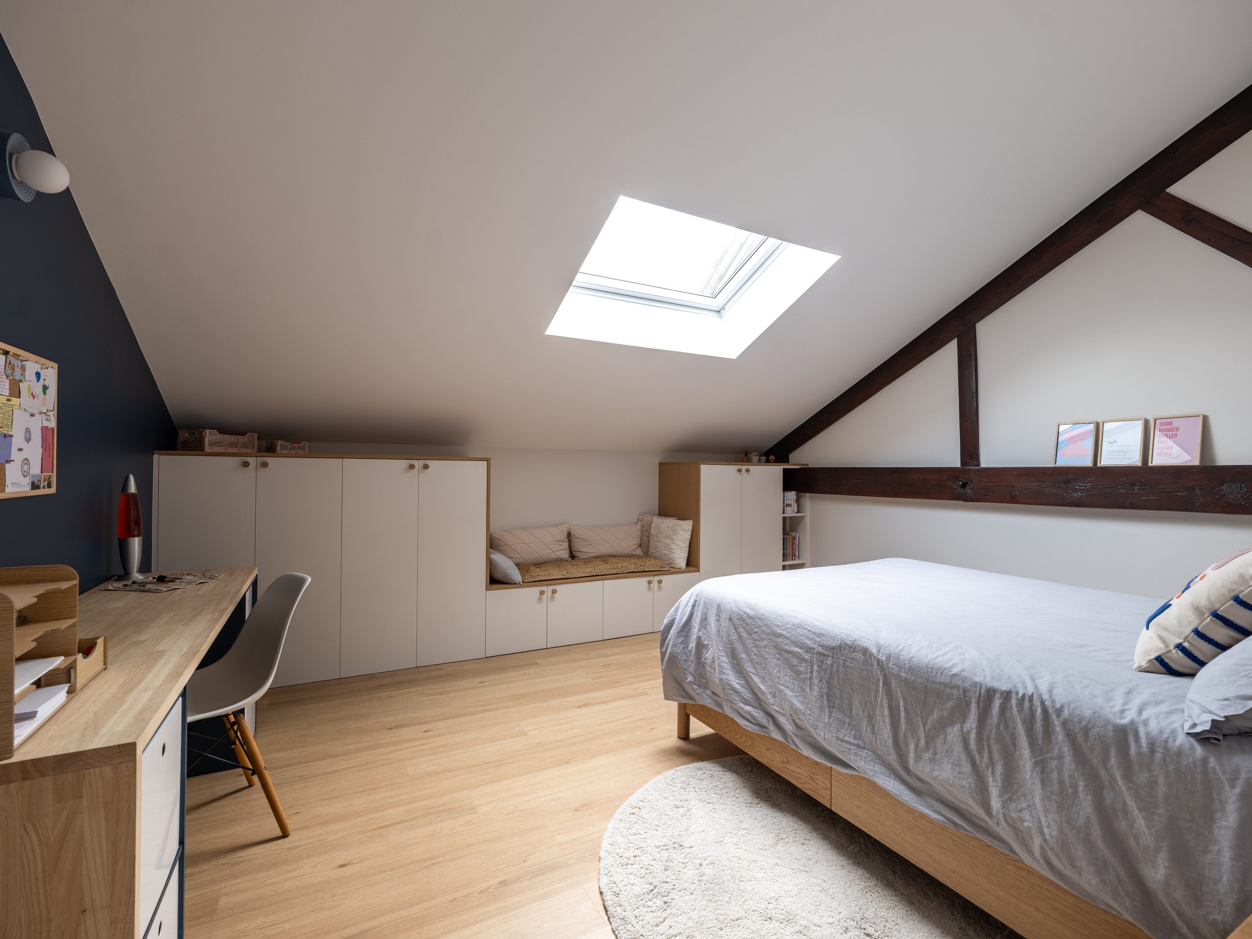 Oïkos Architectes — Maison à Suresnes — chambre aménagée dans les combles isolés, éclairée par une fenêtre de toit
