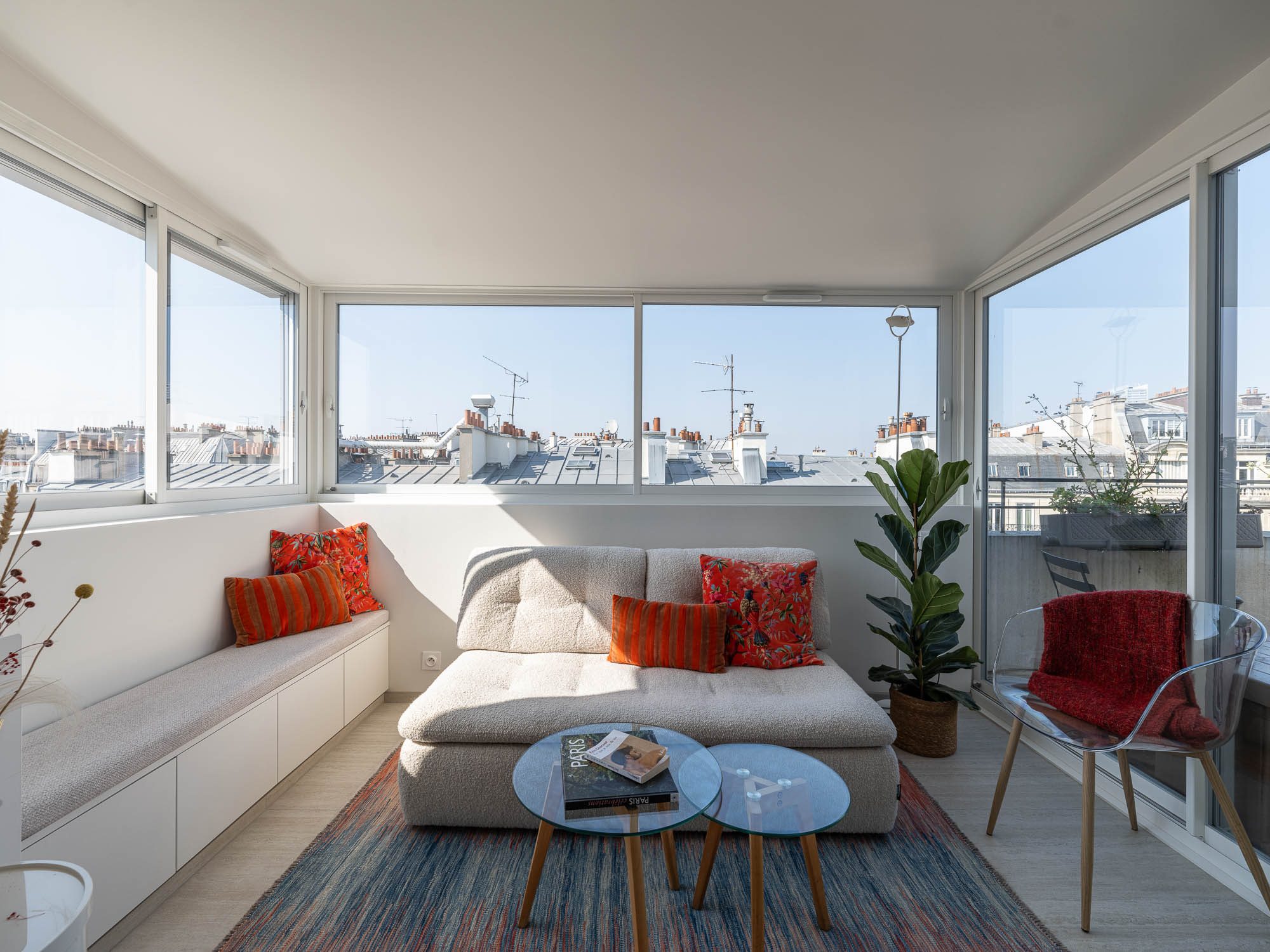 Oïkos Architectes — Rénovation énergétique appartement 41m² Paris 17ème — séjour aménagé dans la loggia avec vue panoramique sur les toits de Paris