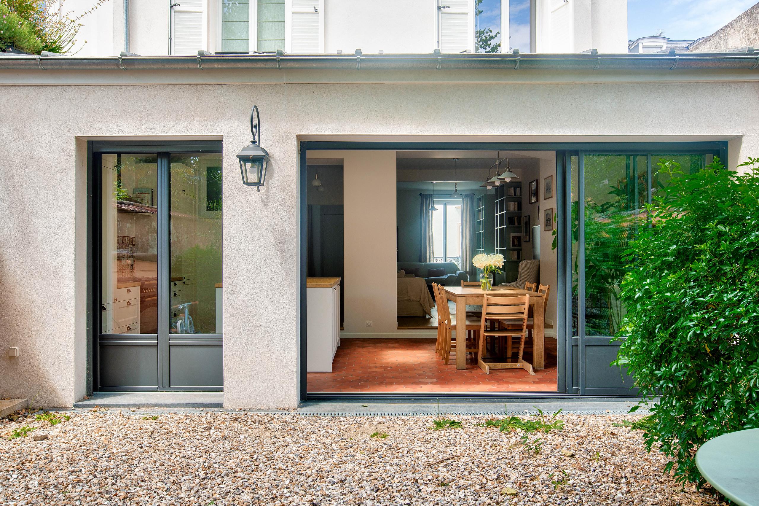 Oïkos Architectes — Rénovation et extension d'une maison à Charenton-le-Pont — façade et extension de plain-pied vue depuis le jardin