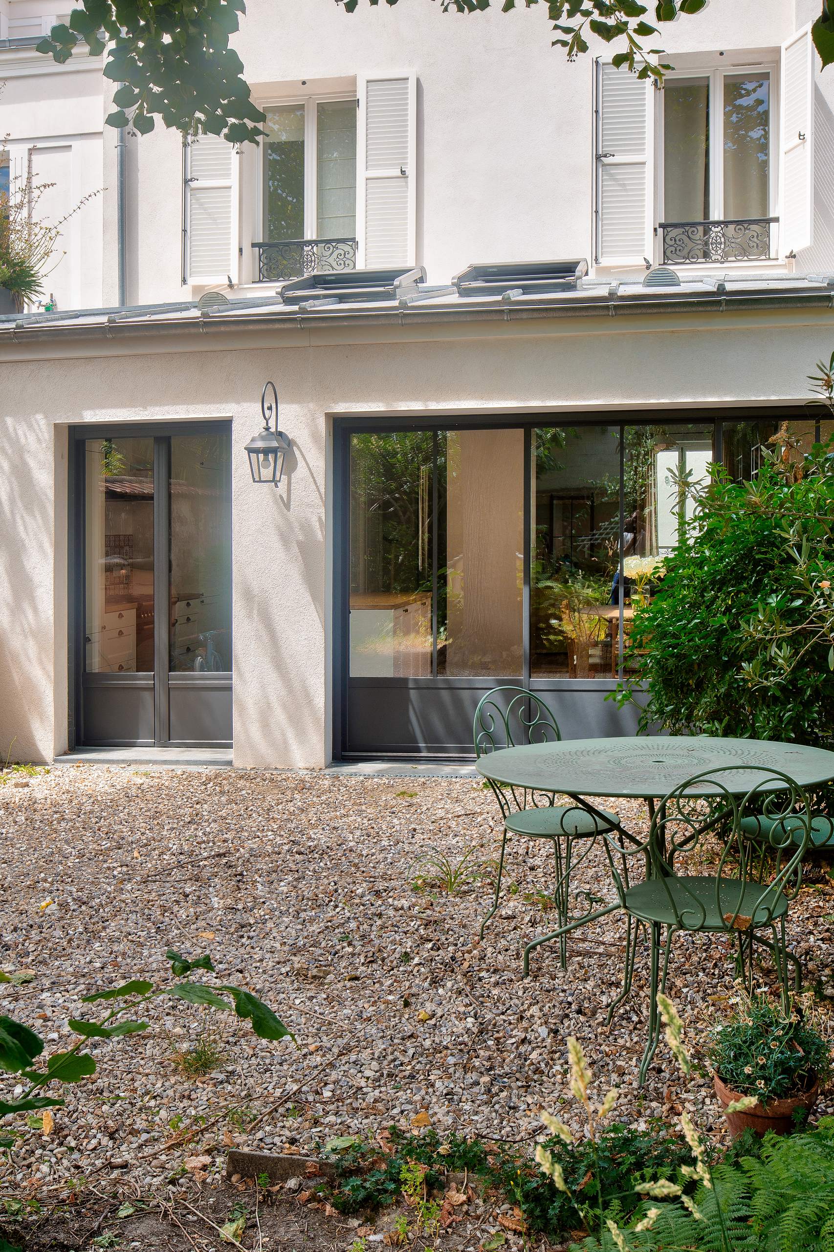 Oïkos Architectes — Rénovation et extension d'une maison à Charenton-le-Pont — extension contemporaine, baie vitrée en aluminium noir ouverte sur la terrasse