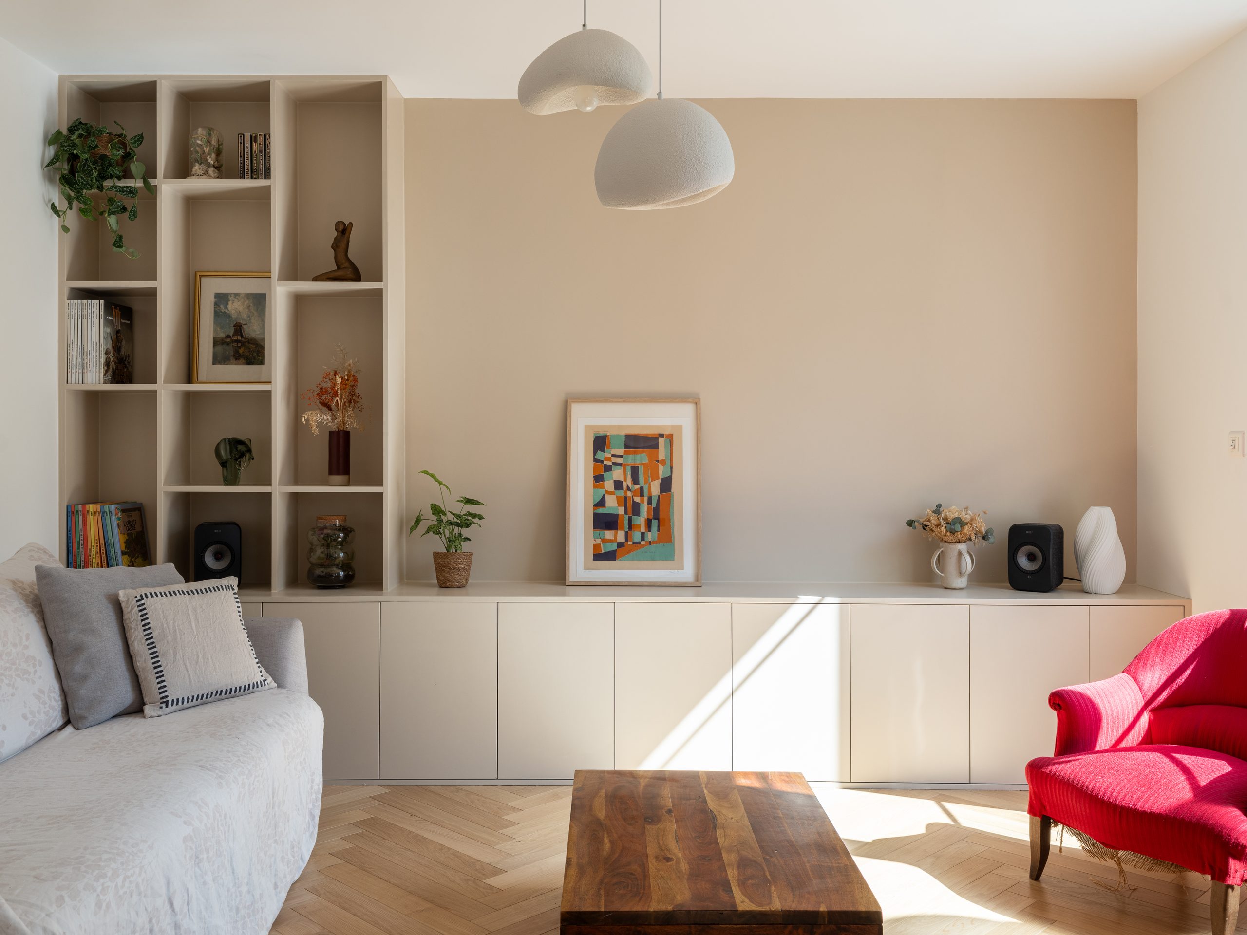 Oïkos Architectes — Surélévation et rénovation d'une maison à Colombes — séjour, bibliothèque et rangements sur mesure teinte sable