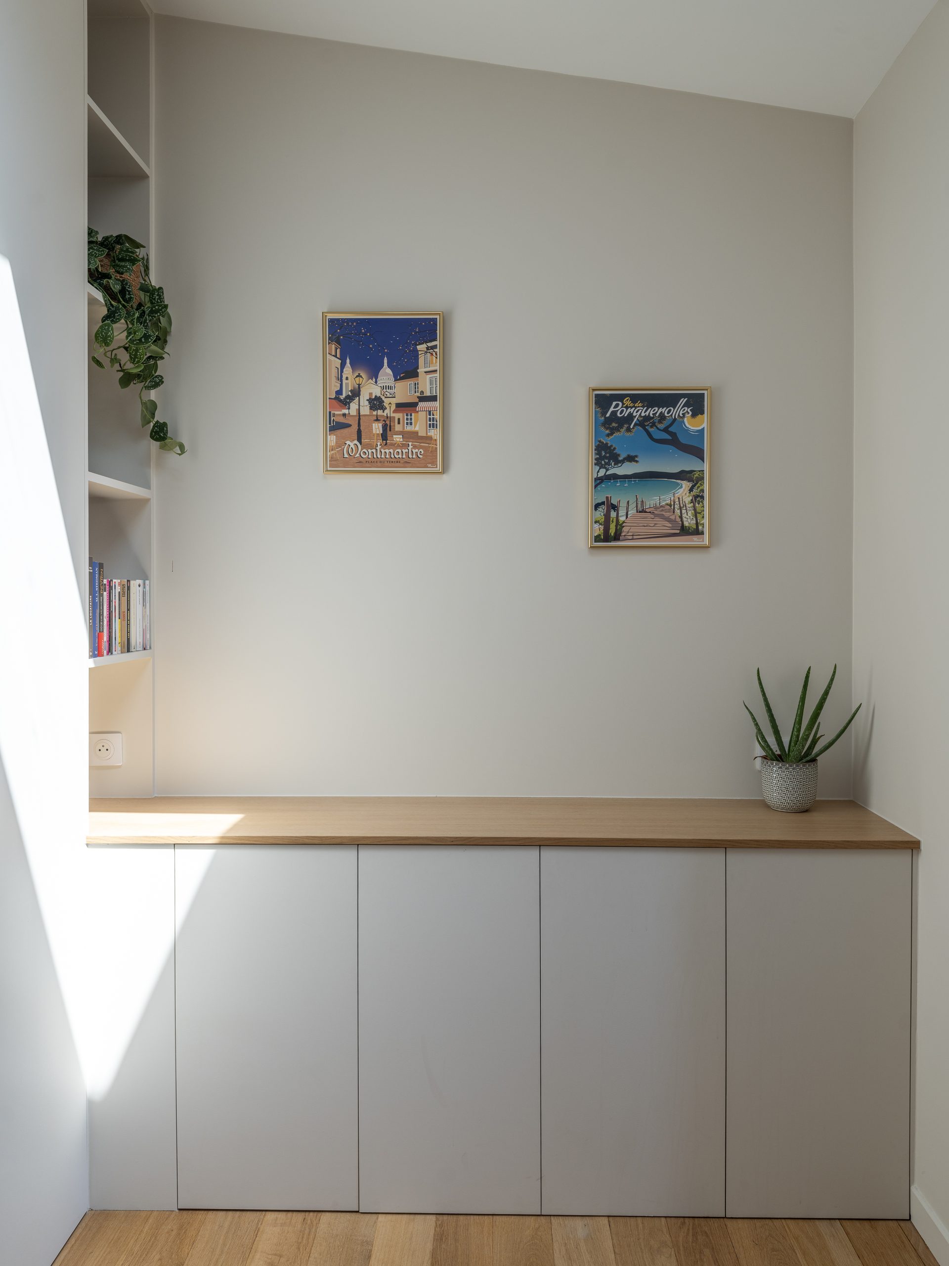 Oïkos Architectes — Surélévation et rénovation d'une maison à Colombes — bureau et coin lecture sous pente, rangements sur mesure