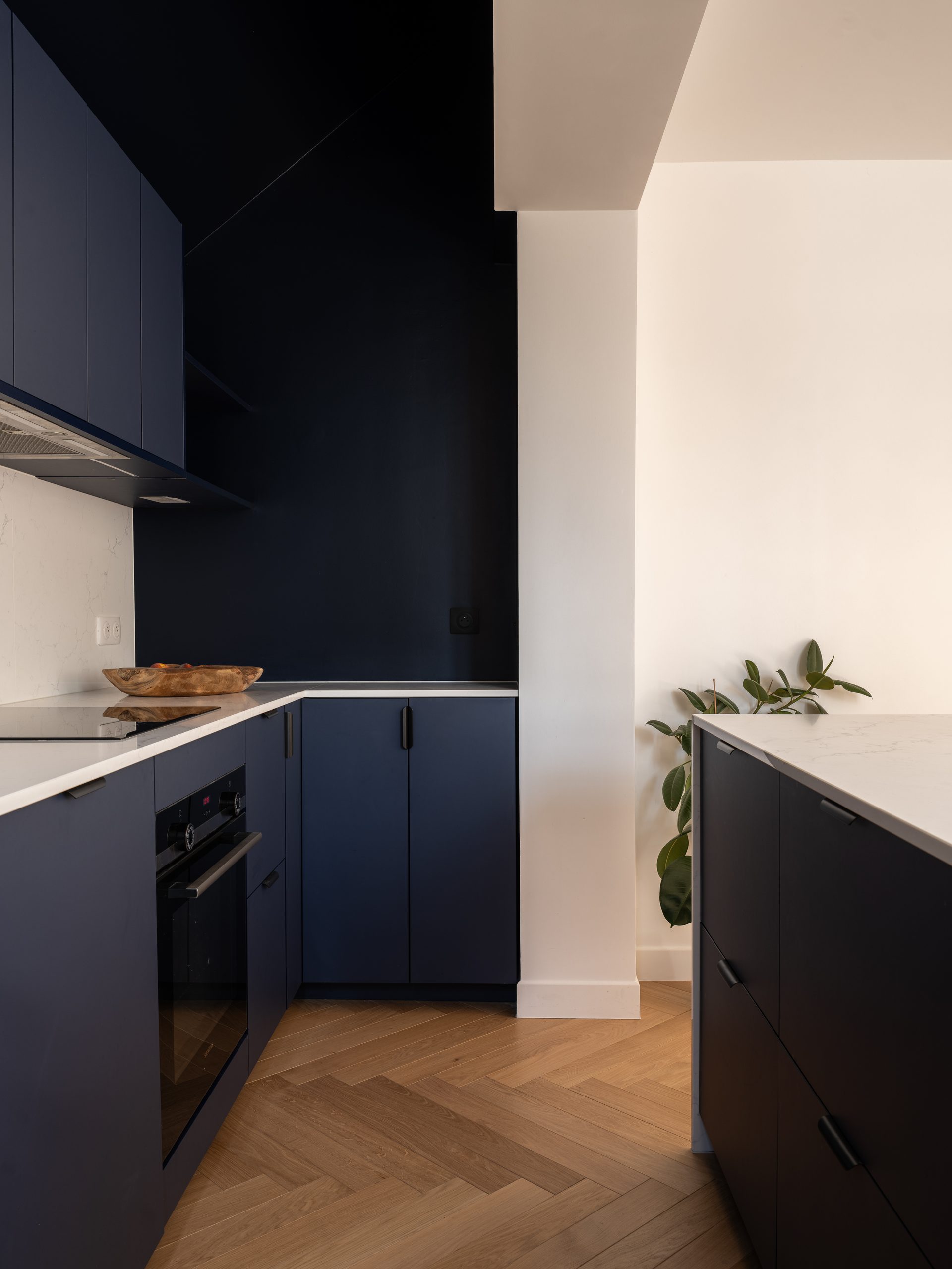 Oïkos Architectes — Surélévation et rénovation d'une maison à Colombes — cuisine bleu nuit, four et plaque, parquet point de Hongrie