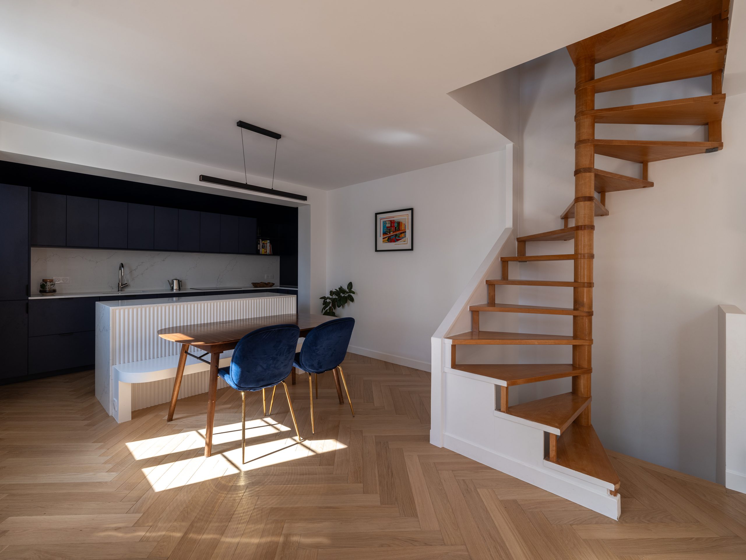 Oïkos Architectes — Surélévation et rénovation d'une maison à Colombes — salle à manger et escalier hélicoïdal en bois conservé