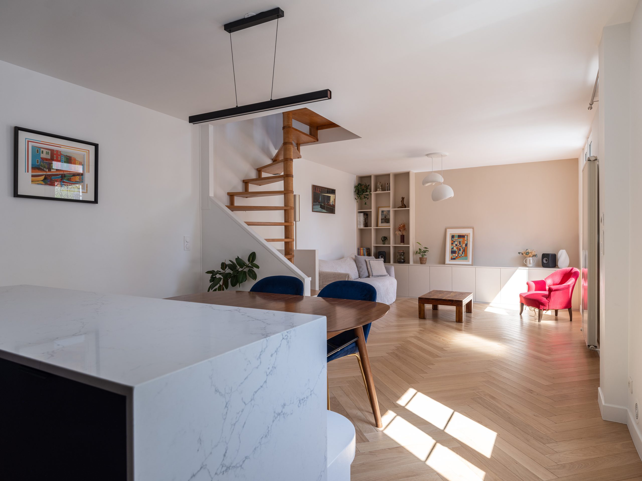 Oïkos Architectes — Surélévation et rénovation d'une maison à Colombes — pièce de vie traversante, salle à manger et escalier hélicoïdal en bois
