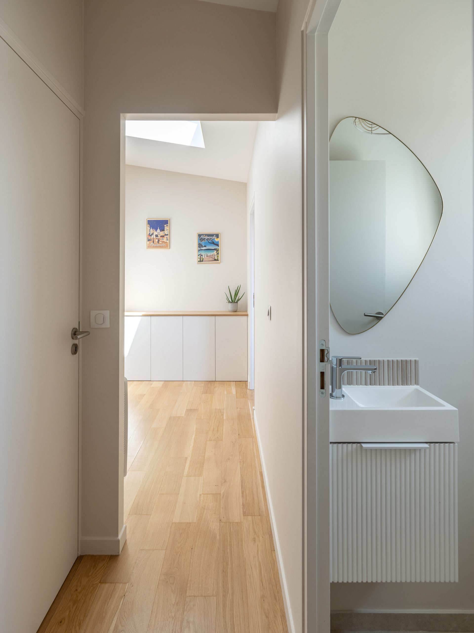 Oïkos Architectes — Surélévation et rénovation d'une maison à Colombes — étage créé par la surélévation, palier et point d'eau avec lave-mains cannelé