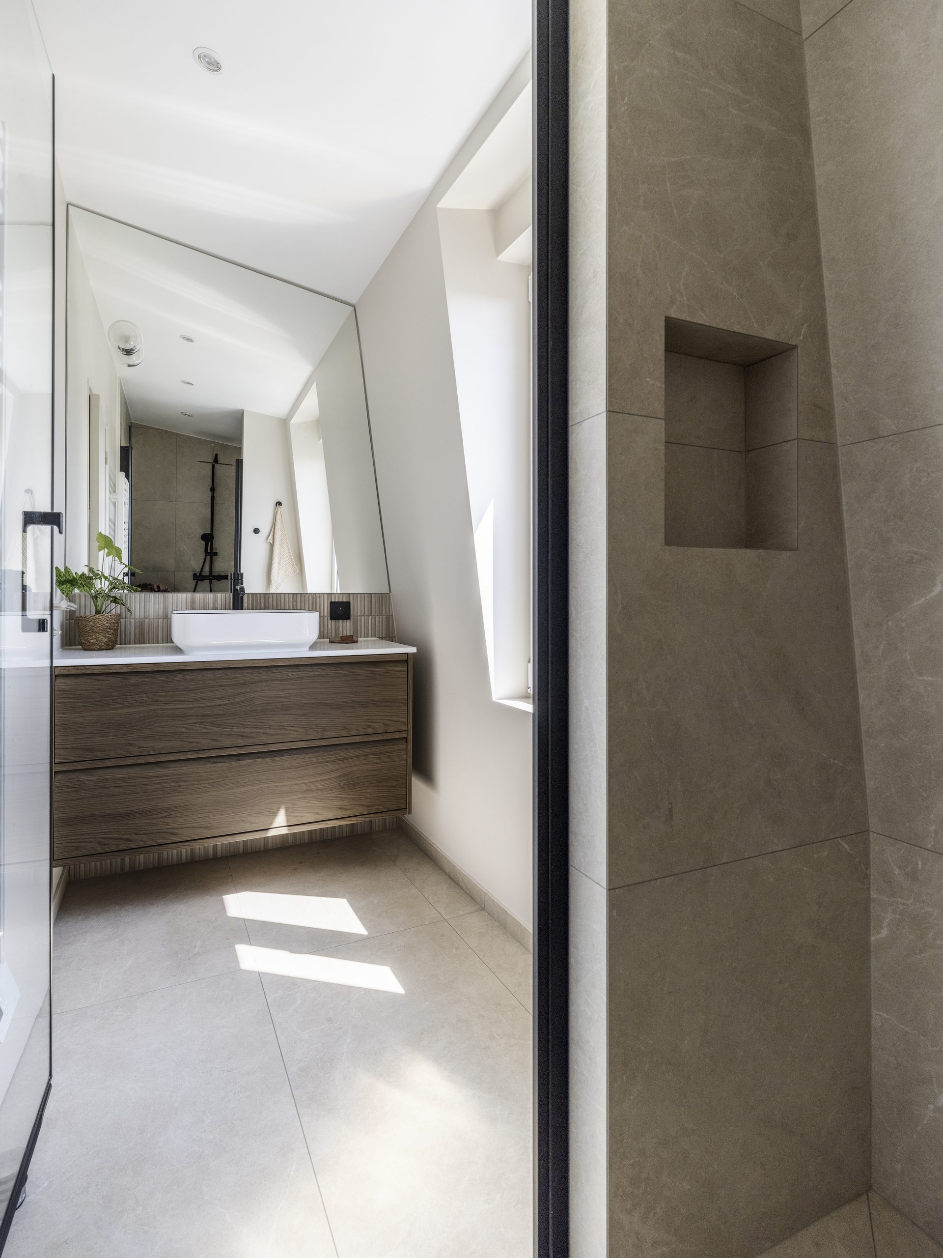 Oïkos Architectes — Surélévation et rénovation d'une maison à Colombes — salle de bain sous pente, meuble bois et douche en grès