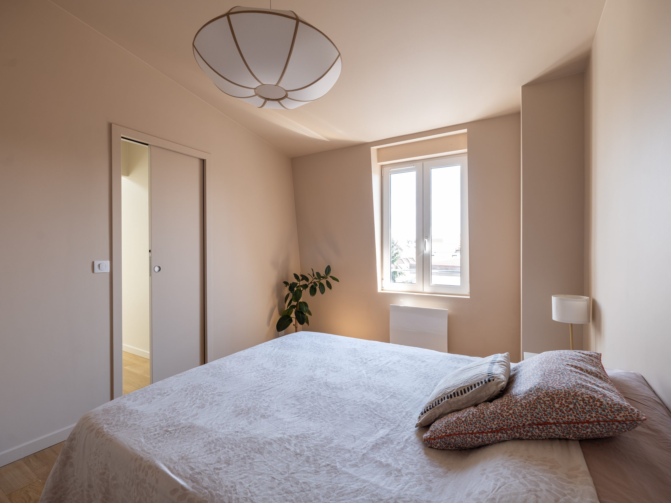 Oïkos Architectes — Surélévation et rénovation d'une maison à Colombes — chambre aménagée sous les combles de la surélévation