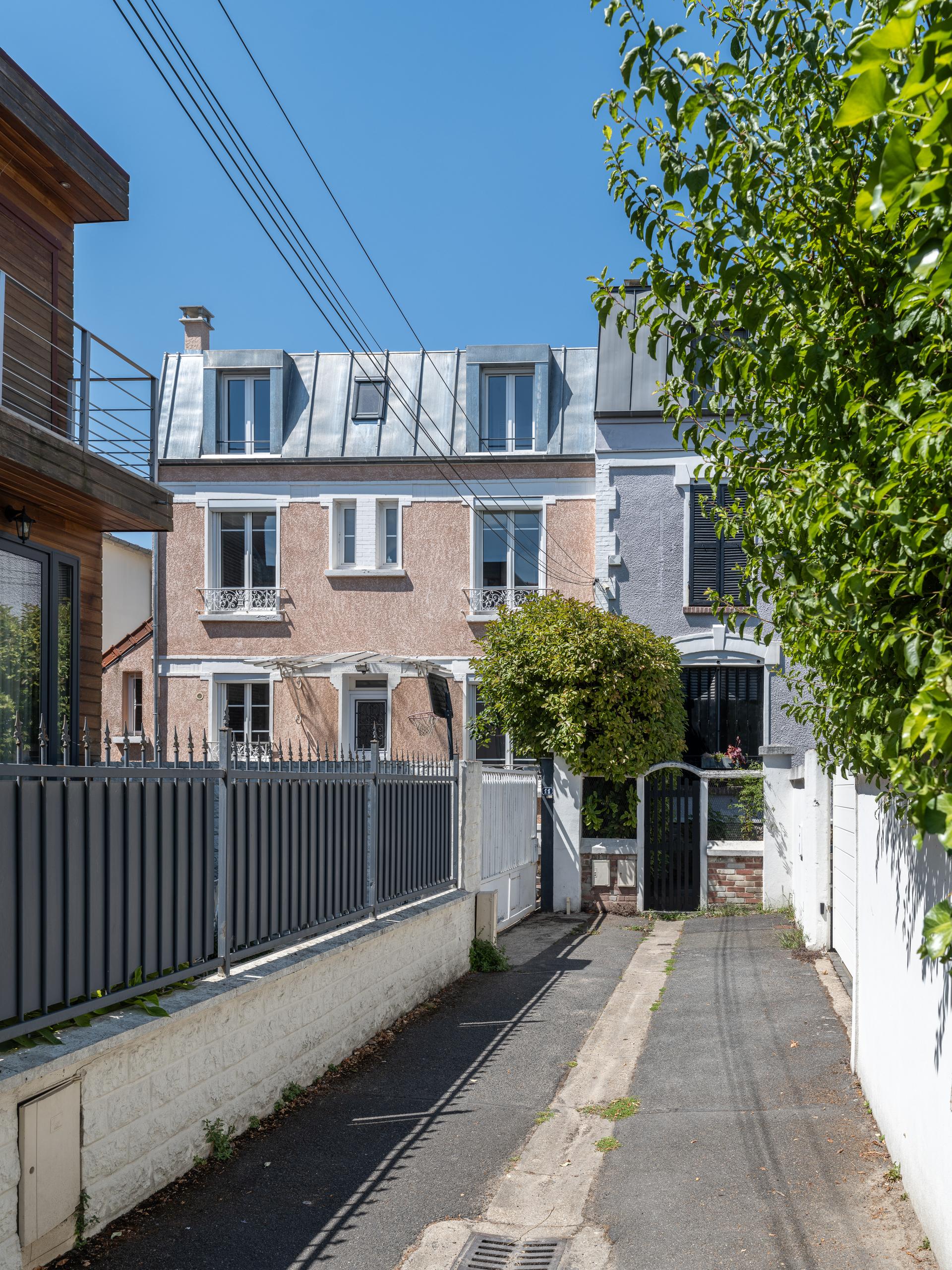 Oïkos Architectes — Surélévation et rénovation d'une maison à Colombes — la maison de ville et sa surélévation vues depuis la rue