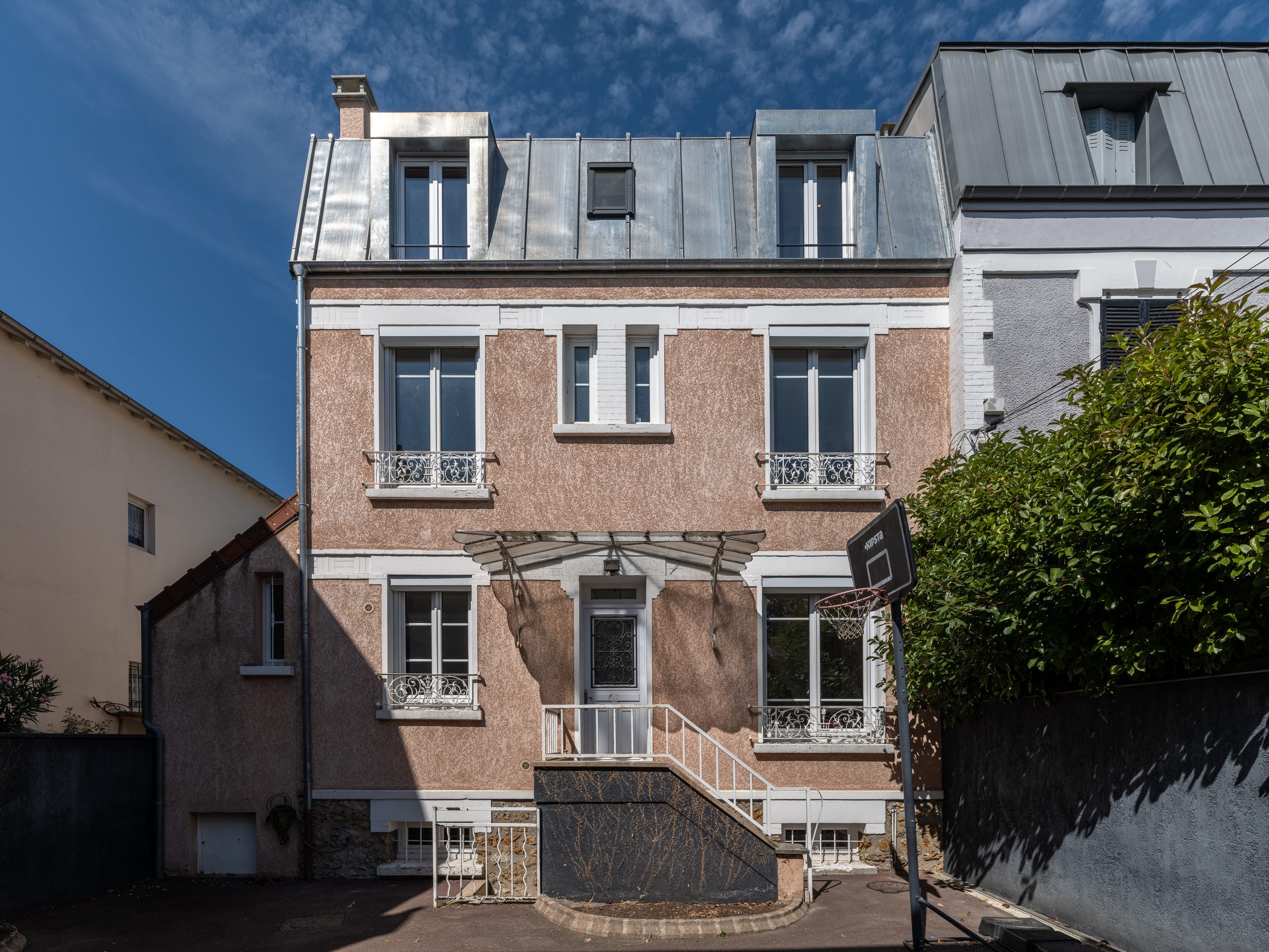 Oïkos Architectes — Surélévation et rénovation d'une maison à Colombes — façade de la maison de ville surélevée, habillage en zinc et lucarnes
