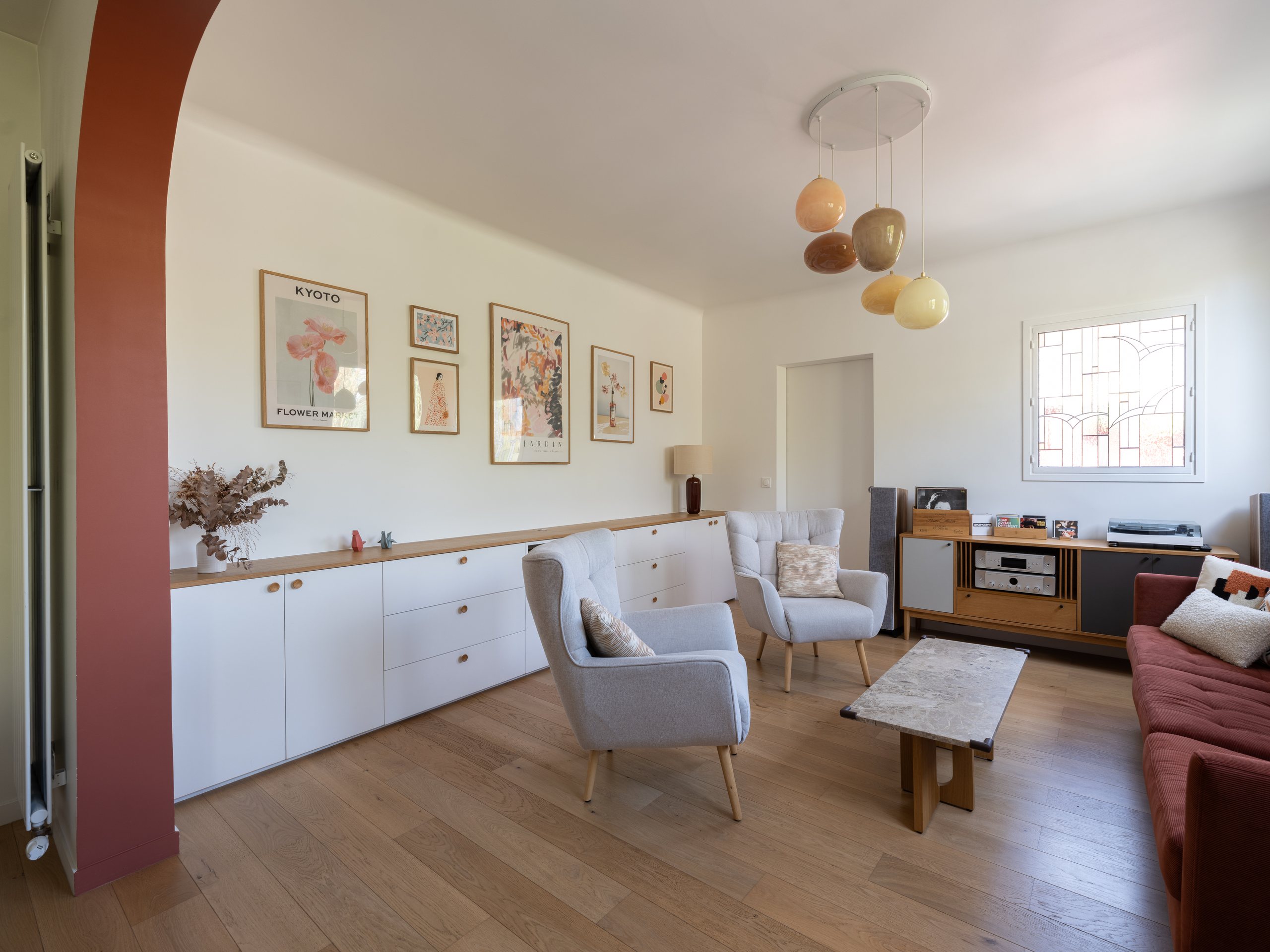 Oïkos Architectes — Maison à Colombes — le séjour rénové, ouvert et lumineux, touches de chêne