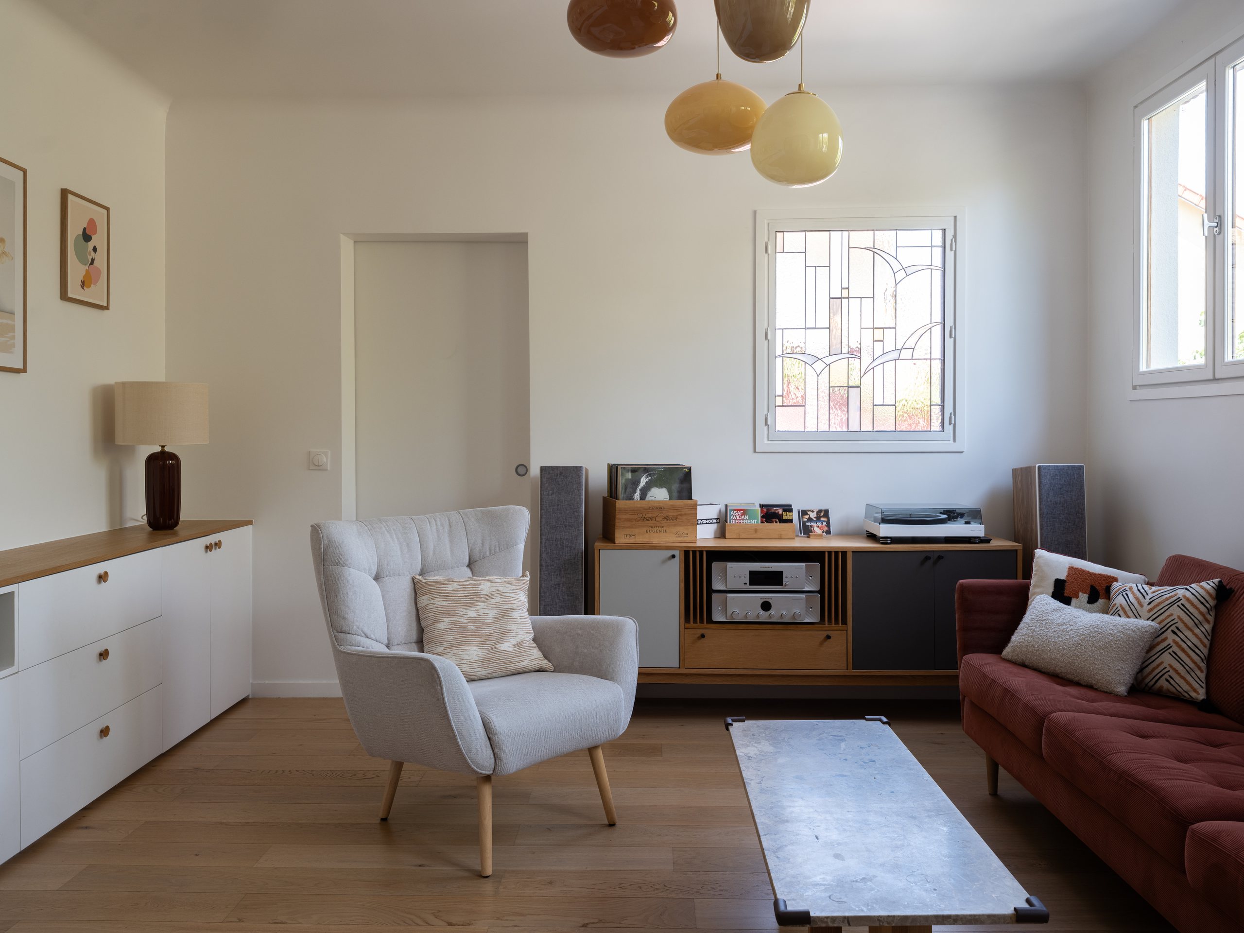 Oïkos Architectes — Maison à Colombes — le séjour, autre vue : rangements sur mesure blanc et chêne