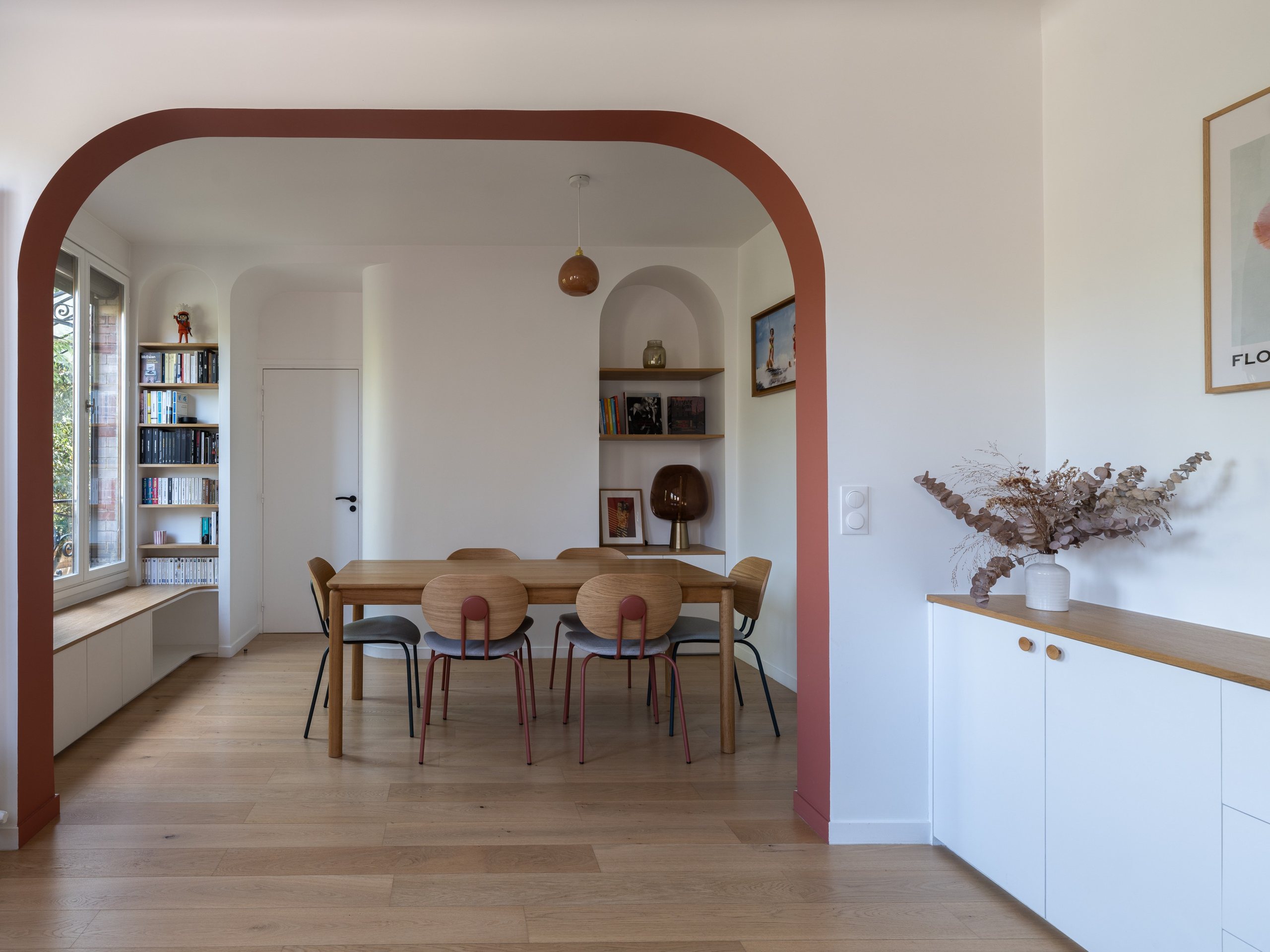 Oïkos Architectes — Maison à Colombes — la salle à manger et l'arche en terracotta qui structure l'espace