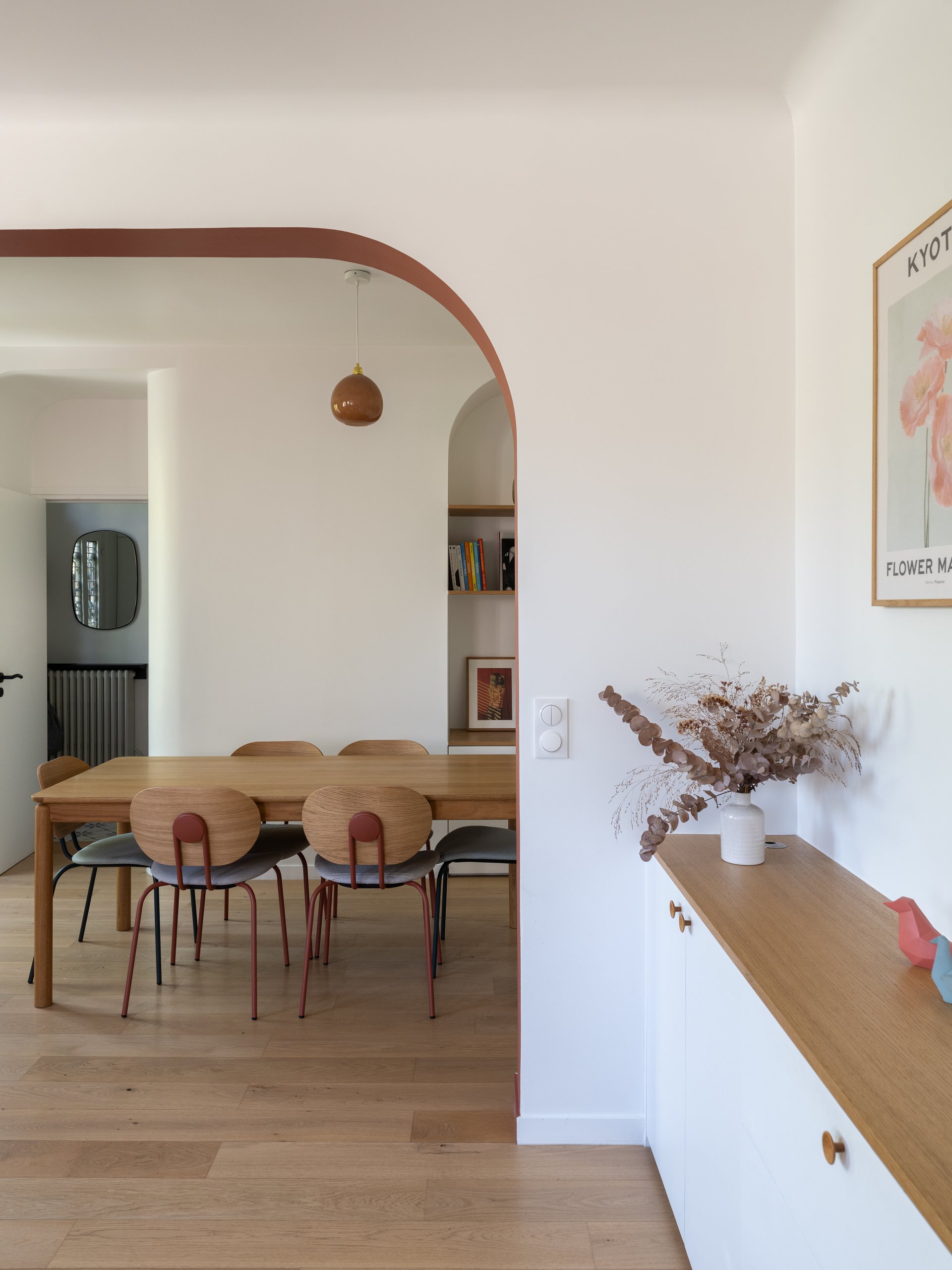 Oïkos Architectes — Maison à Colombes — le coin repas sous l'arche, en lien avec la cuisine