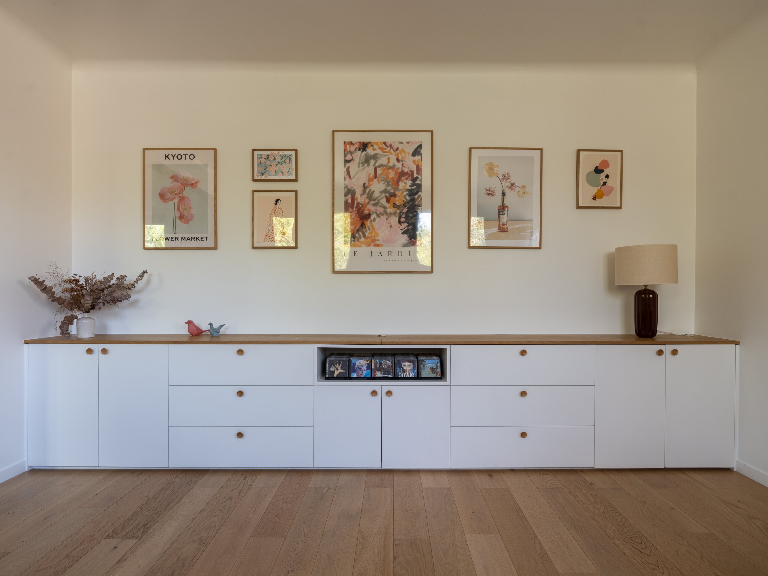 Oïkos Architectes — Maison à Colombes — le buffet sur mesure et le mur de cadres du séjour