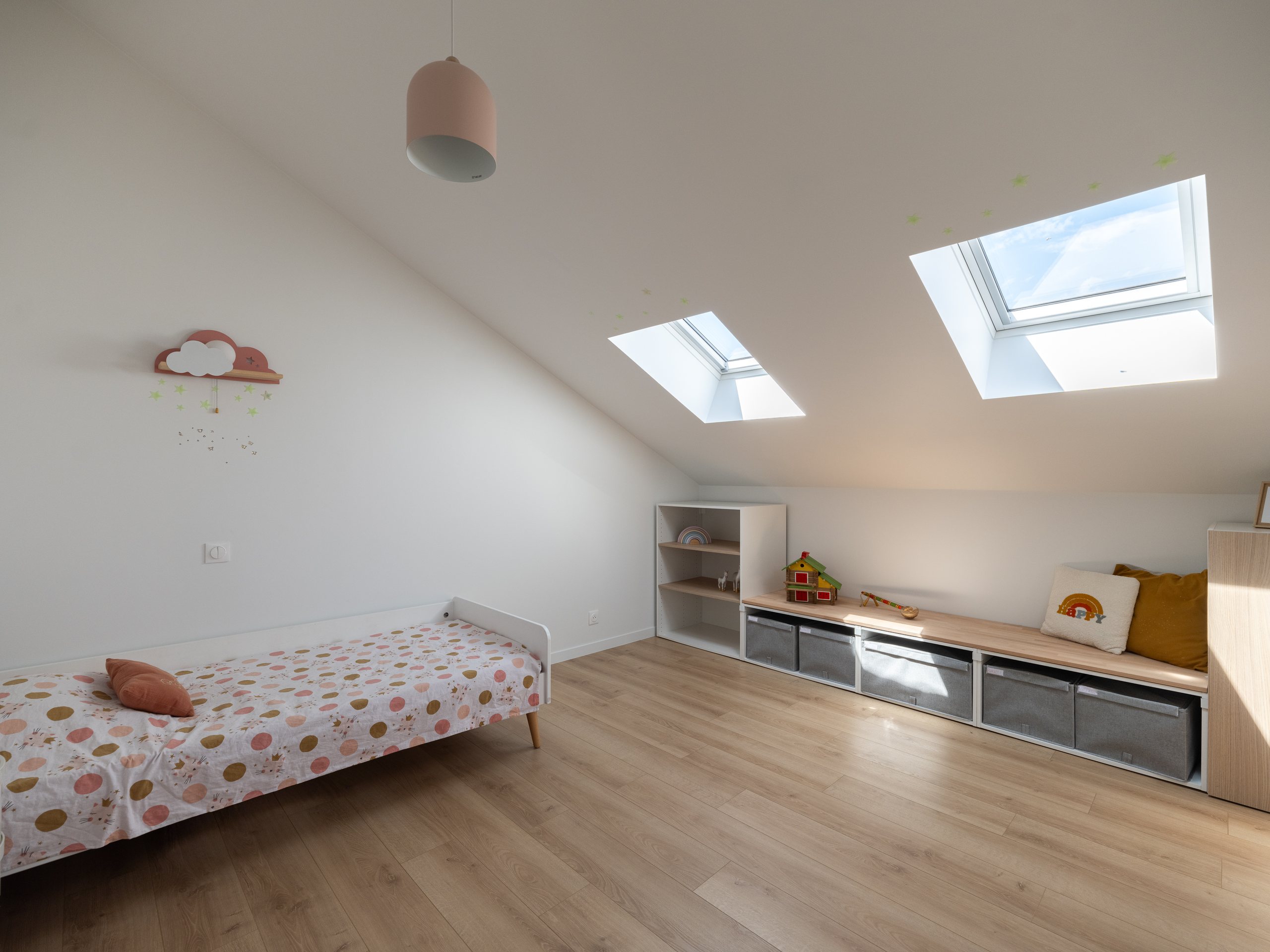 Oïkos Architectes — Maison à Colombes — la nouvelle chambre créée par la surélévation, fenêtre de toit