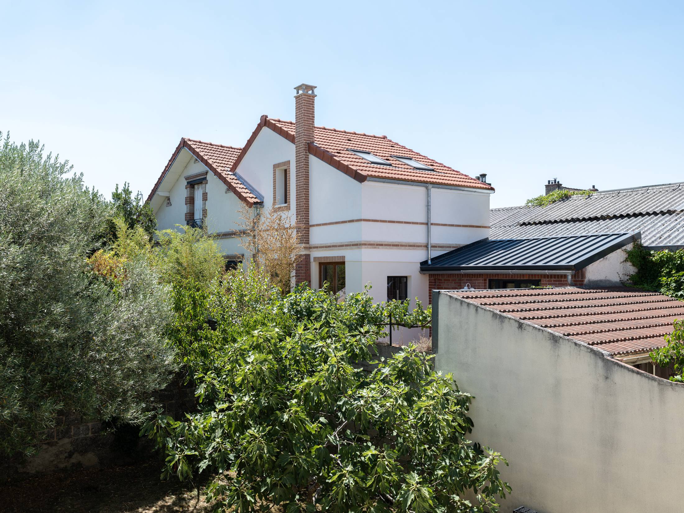 Oïkos Architectes — Maison à Colombes — la surélévation vue depuis les toits, terrain très contraint