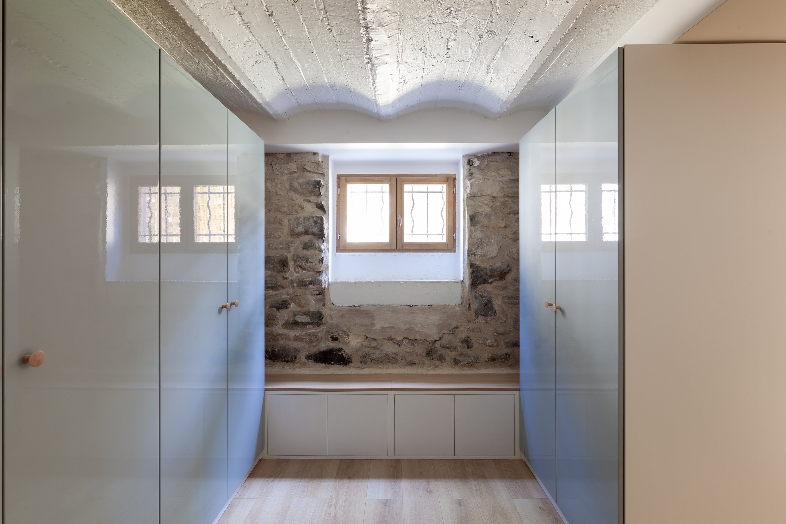 Oïkos Architectes — Maison à Colombes — la salle de bain du sous-sol, niche en pierre conservée