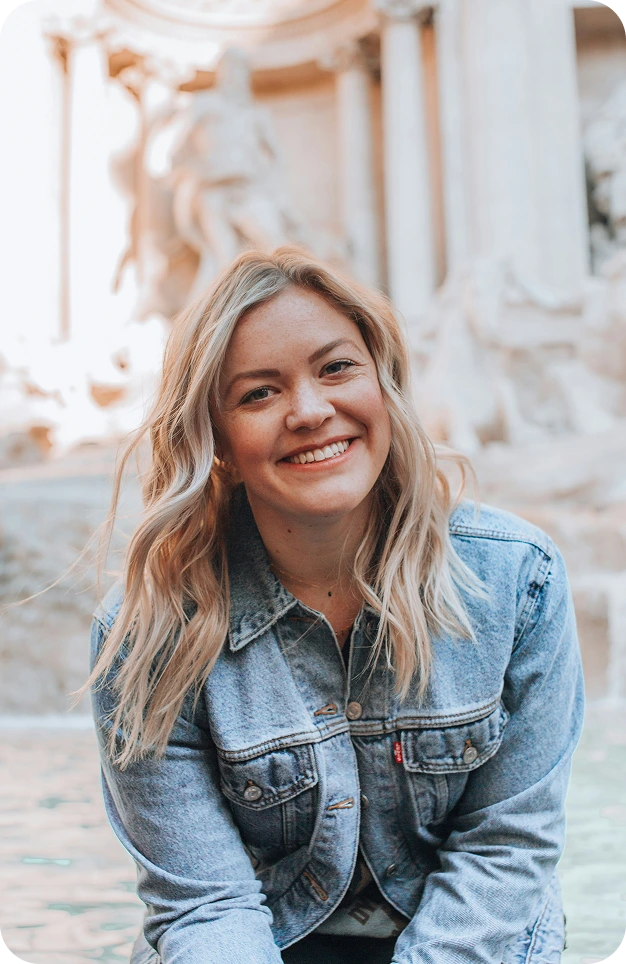Junge blonde Frau in Jeansjacke