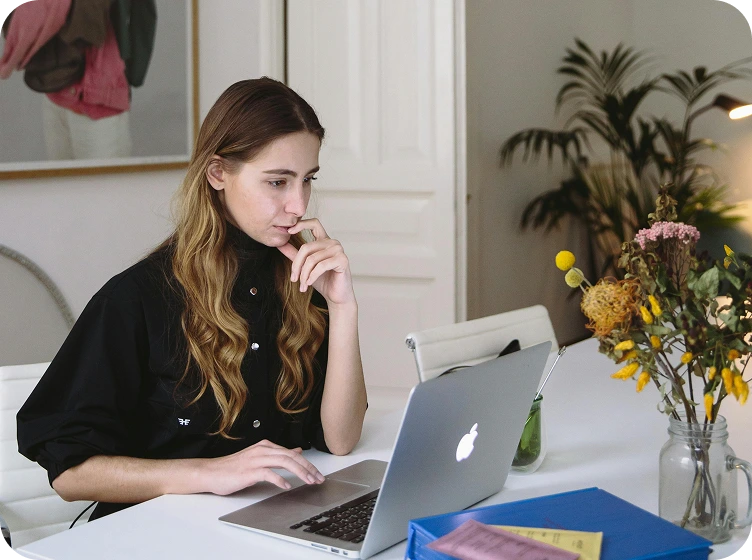 Junge Frau arbeitet am Laptop