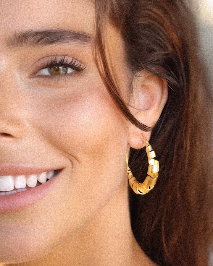 Pendientes Aro Fusilli en Oro, foto puesta - Joyería Cayou