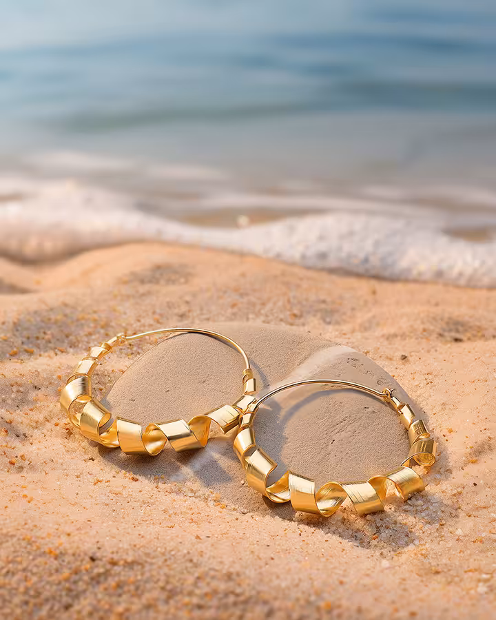 Pendientes Aro Fusilli en Oro, foto ambientada - Joyería Cayou