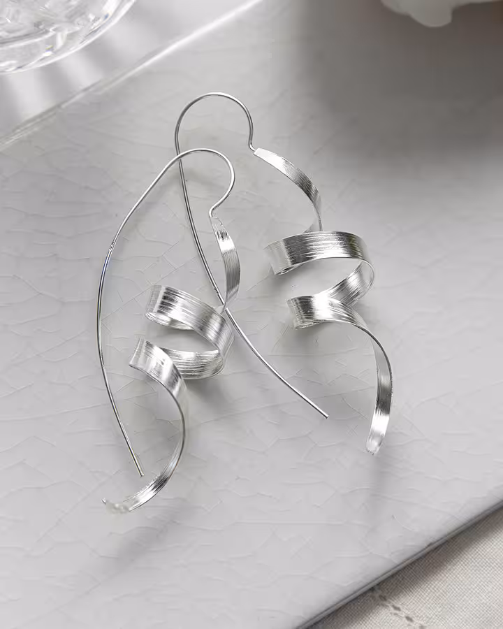 Pendientes de plata en espiral, foto ambientada - Joyería Cayou