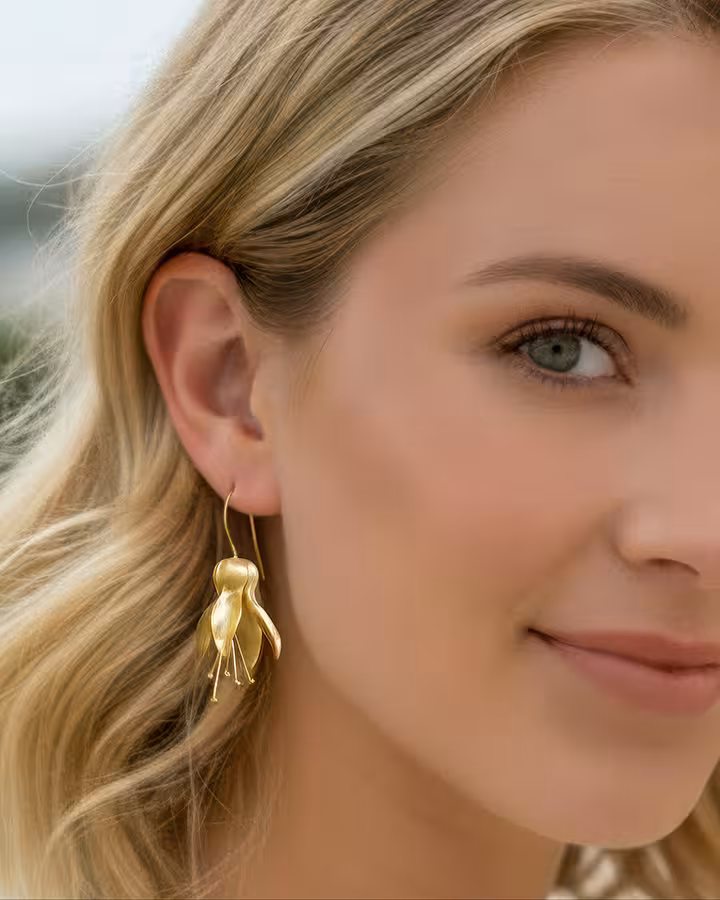 Pendientes de flor de campana en oro mate, foto puesta - Joyería Cayou