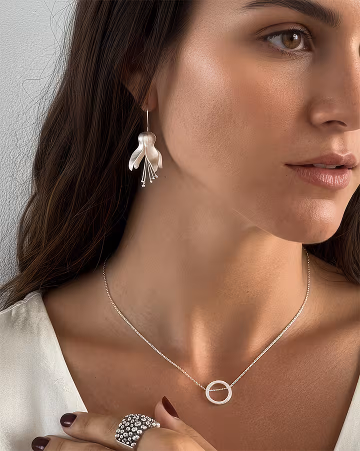 Pendientes de flor de campana en plata mate, foto puesta - Joyería Cayou