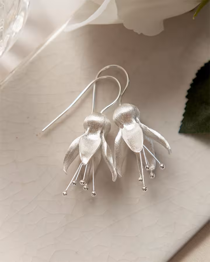 Pendientes de flor de campana en plata mate, foto ambientada - Joyería Cayou