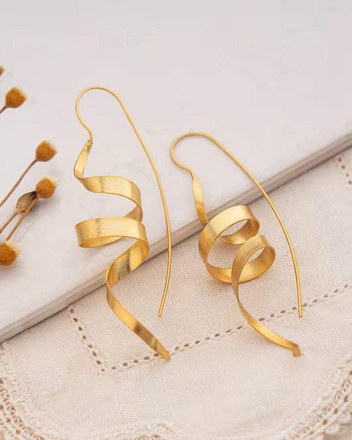 Pendientes de Espiral en Oro Mate, foto ambientada - Joyería Cayou