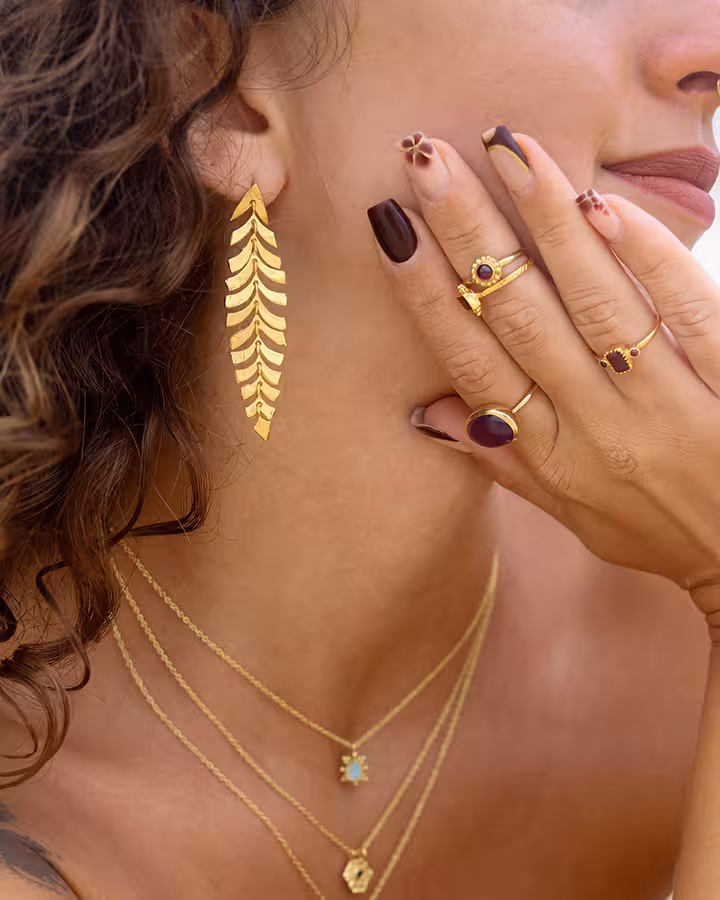Pendientes Helecho en Oro Mate, foto puesta - Joyería Cayou